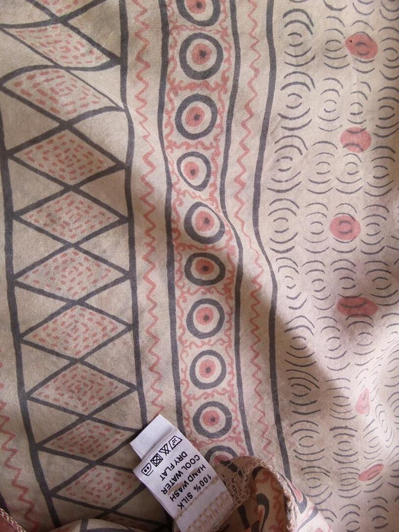 Rozmiar S (34/36/38) Geometryczny Dekolt Serce Tunika Bluzka Bezrękawnik Materiał Jedwab 100% Rozmiar S (34/36/38) Geometryczny Dekolt Serce Tunika Bluzka Bezrękawnik Materiał Jedwab 100%