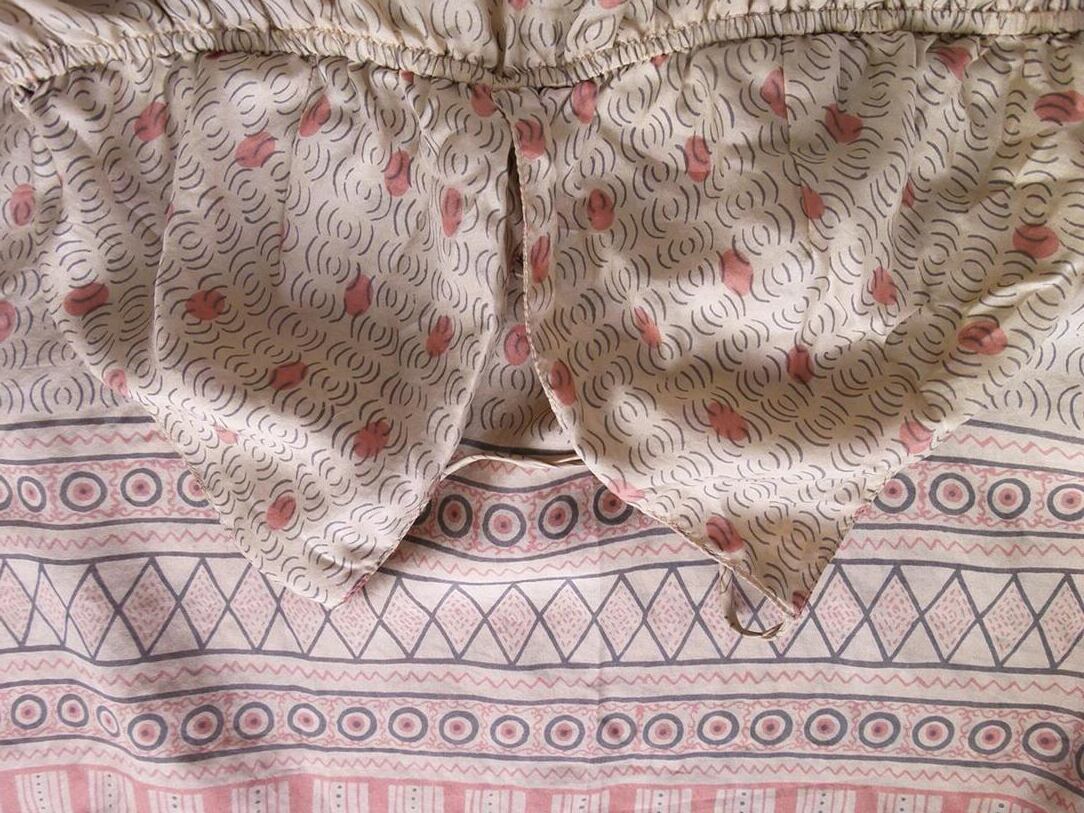 Rozmiar S (34/36/38) Geometryczny Dekolt Serce Tunika Bluzka Bezrękawnik Materiał Jedwab 100% Rozmiar S (34/36/38) Geometryczny Dekolt Serce Tunika Bluzka Bezrękawnik Materiał Jedwab 100%
