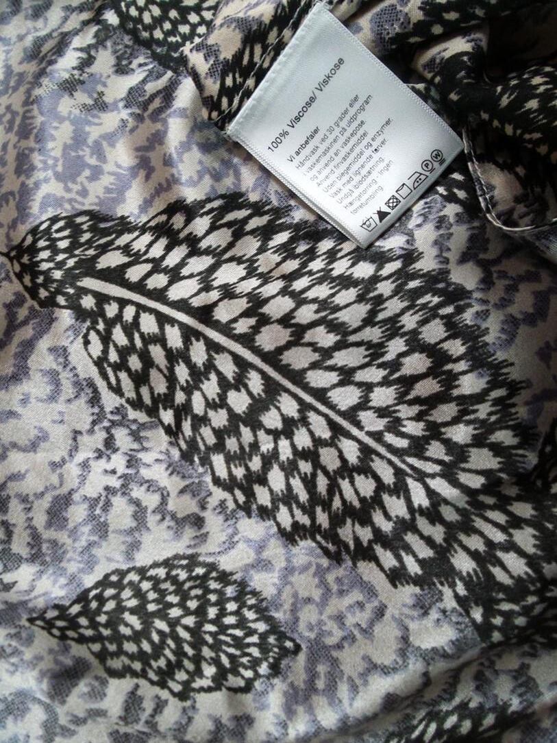 BY LYSGAARD Rozmiar XS W serek Sukienka A-Line Długi rękaw Midi Materiał Wiskoza 100% BY LYSGAARD Rozmiar XS W serek Sukienka A-Line Długi rękaw Midi Materiał Wiskoza 100%