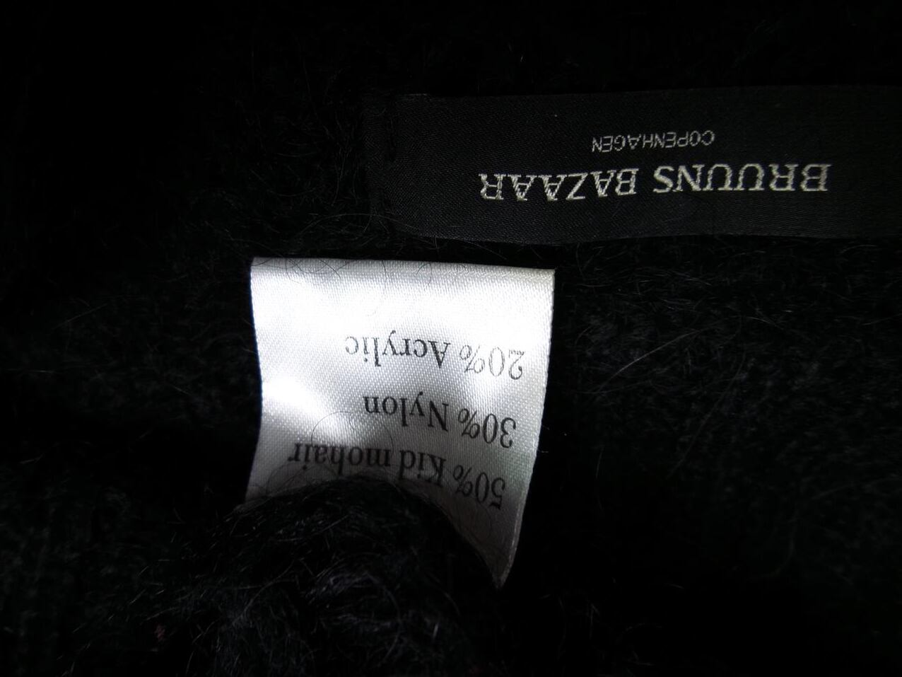BRUUNS BAZAAR Rozmiar M Kolor Czarny Drapowany dekolt Tunika Bluzka Dzianina Krótki rękaw Materiał Moher BRUUNS BAZAAR Rozmiar M Kolor Czarny Drapowany dekolt Tunika Bluzka Dzianina Krótki rękaw Materiał Moher