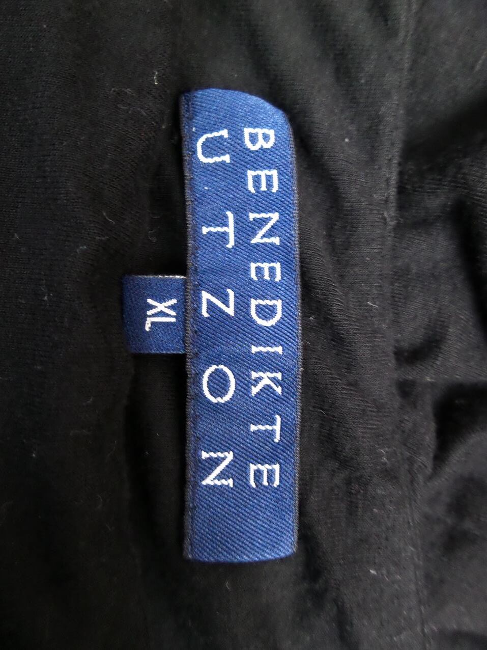 Benedikte Utzon Rozmiar XL Kolor Czarny Kwadratowy dekolt Sukienka Blouson Bezrękawnik Midi Materiał Wiskoza Benedikte Utzon Rozmiar XL Kolor Czarny Kwadratowy dekolt Sukienka Blouson Bezrękawnik Midi Materiał Wiskoza