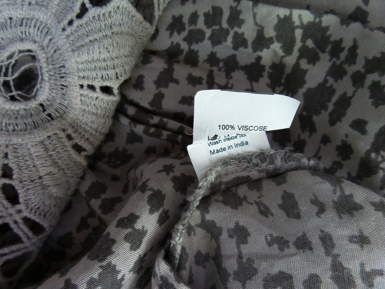 River island Rozmiar 10 (38) Kolor Beżowy Geometryczny Okrągły dekolt Tunika Zapinana Bluzka Bezrękawnik Materiał Wiskoza