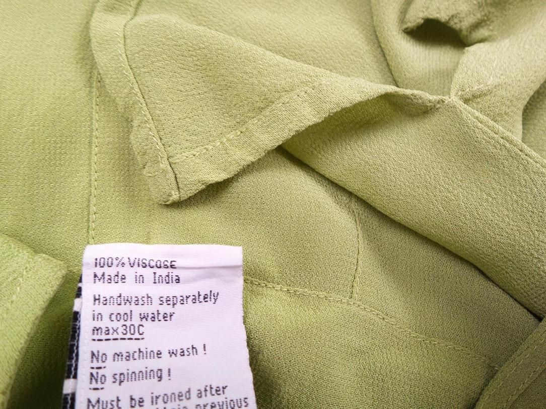 The Masai Rozmiar S Kolor Zielony W serek Sukienka Sheath Rękaw 3/4 Do Kolan Materiał Wiskoza The Masai Rozmiar S Kolor Zielony W serek Sukienka Sheath Rękaw 3/4 Do Kolan Materiał Wiskoza
