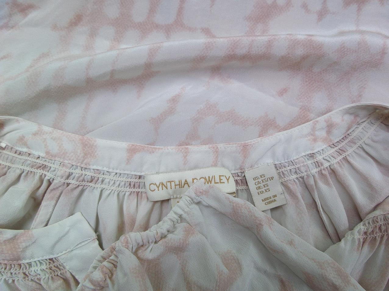 Cynthia Rowley Rozmiar XS Kolor Pudrowy Róż Split Crew Neck Tunika Bluzka Rękaw 3/4 Materiał Jedwab 100% Cynthia Rowley Rozmiar XS Kolor Pudrowy Róż Split Crew Neck Tunika Bluzka Rękaw 3/4 Materiał Jedwab 100%