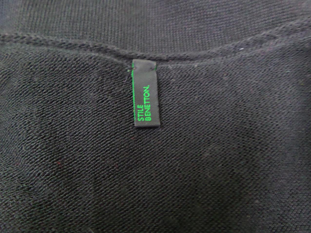 United colors benetton Rozmiar S Kolor Czarny W serek Sukienka Sweterkowa Długi rękaw Do Kolan Materiał Akryl United colors benetton Rozmiar S Kolor Czarny W serek Sukienka Sweterkowa Długi rękaw Do Kolan Materiał Akryl