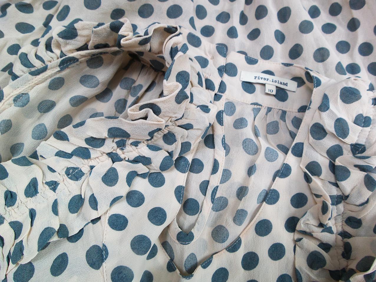 River island Rozmiar 10 (38) Kolor Kremowy Grochy Okrągły dekolt Tunika Bluzka Bezrękawnik Materiał Wiskoza 100% River island Rozmiar 10 (38) Kolor Kremowy Grochy Okrągły dekolt Tunika Bluzka Bezrękawnik Materiał Wiskoza 100%