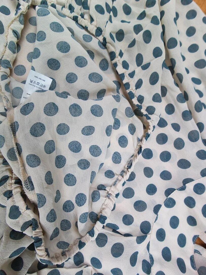 River island Rozmiar 10 (38) Kolor Kremowy Grochy Okrągły dekolt Tunika Bluzka Bezrękawnik Materiał Wiskoza 100% River island Rozmiar 10 (38) Kolor Kremowy Grochy Okrągły dekolt Tunika Bluzka Bezrękawnik Materiał Wiskoza 100%