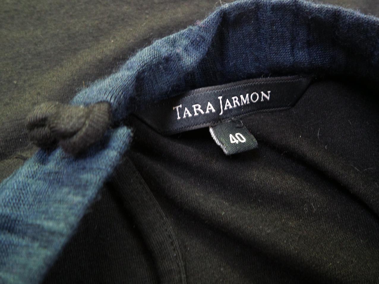 Tara Jarmon Rozmiar 40 Kolor Czarny Crew Neck Sukienka Sweterkowa Krótki rękaw Krótka Materiał Akryl Tara Jarmon Rozmiar 40 Kolor Czarny Crew Neck Sukienka Sweterkowa Krótki rękaw Krótka Materiał Akryl