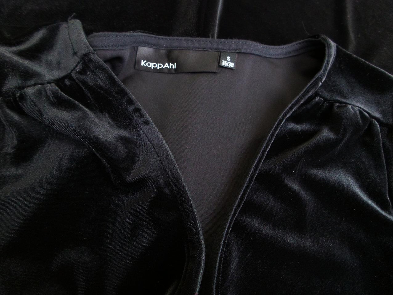 Kappahl Rozmiar S Kolor Czarny W serek Sukienka Sheath Krótki rękaw Midi Kappahl Rozmiar S Kolor Czarny W serek Sukienka Sheath Krótki rękaw Midi