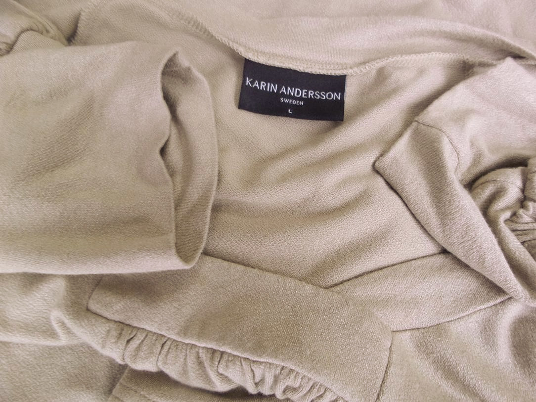 Karin Andersson Rozmiar L Kolor Beżowy Dekolt U Sukienka Sweterkowa Rękaw 3/4 Midi Materiał Wiskoza Karin Andersson Rozmiar L Kolor Beżowy Dekolt U Sukienka Sweterkowa Rękaw 3/4 Midi Materiał Wiskoza