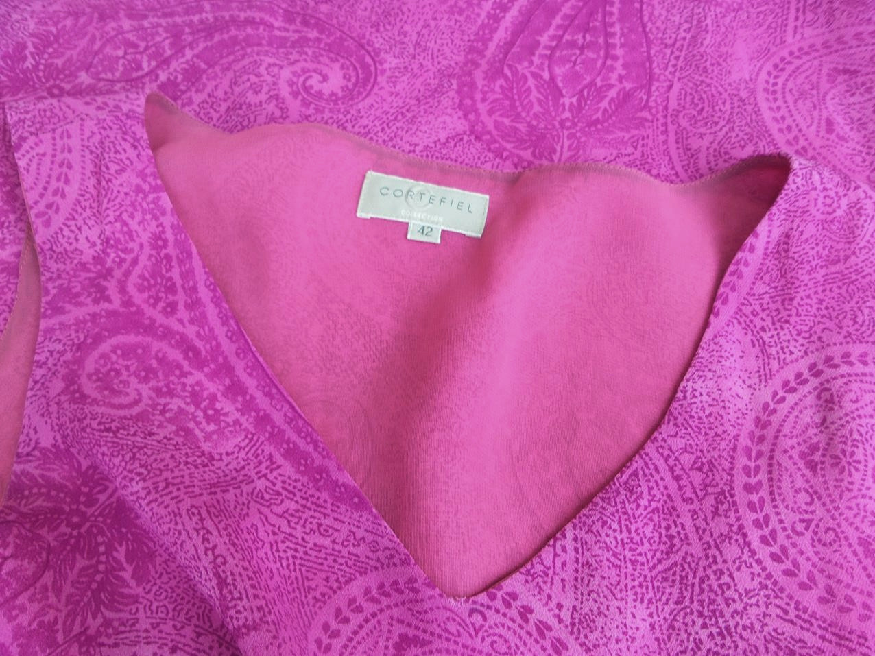 Cortefiel Rozmiar 42 Kolor Różowy Paisley W serek Sukienka Letnia Bezrękawnik Do Kolan Materiał Wiskoza 100% Cortefiel Rozmiar 42 Kolor Różowy Paisley W serek Sukienka Letnia Bezrękawnik Do Kolan Materiał Wiskoza 100%