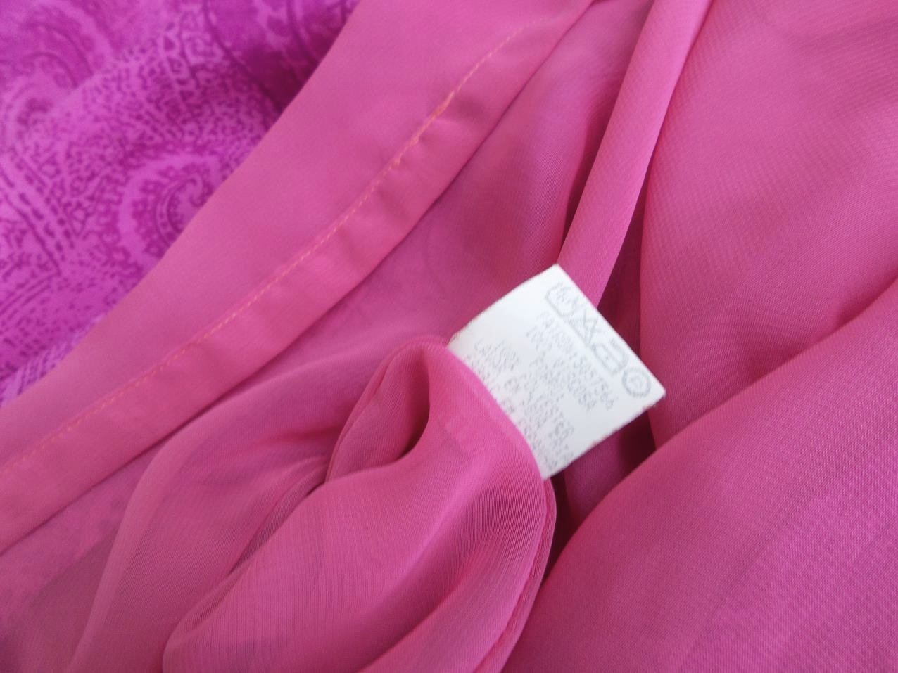 Cortefiel Rozmiar 42 Kolor Różowy Paisley W serek Sukienka Letnia Bezrękawnik Do Kolan Materiał Wiskoza 100% Cortefiel Rozmiar 42 Kolor Różowy Paisley W serek Sukienka Letnia Bezrękawnik Do Kolan Materiał Wiskoza 100%