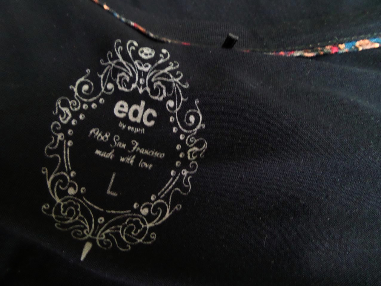 EDC by Esprit Rozmiar L Kolor Czarny W serek Sukienka Sheath Rękaw 3/4 Midi Materiał Wiskoza 100% EDC by Esprit Rozmiar L Kolor Czarny W serek Sukienka Sheath Rękaw 3/4 Midi Materiał Wiskoza 100%