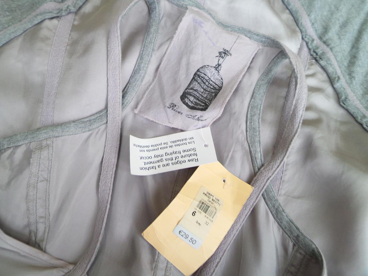 River island Rozmiar 32 Kolor Szary Dekolt Serce Tunika Bluzka Bezrękawnik Materiał Wiskoza 100% River island Rozmiar 32 Kolor Szary Dekolt Serce Tunika Bluzka Bezrękawnik Materiał Wiskoza 100%