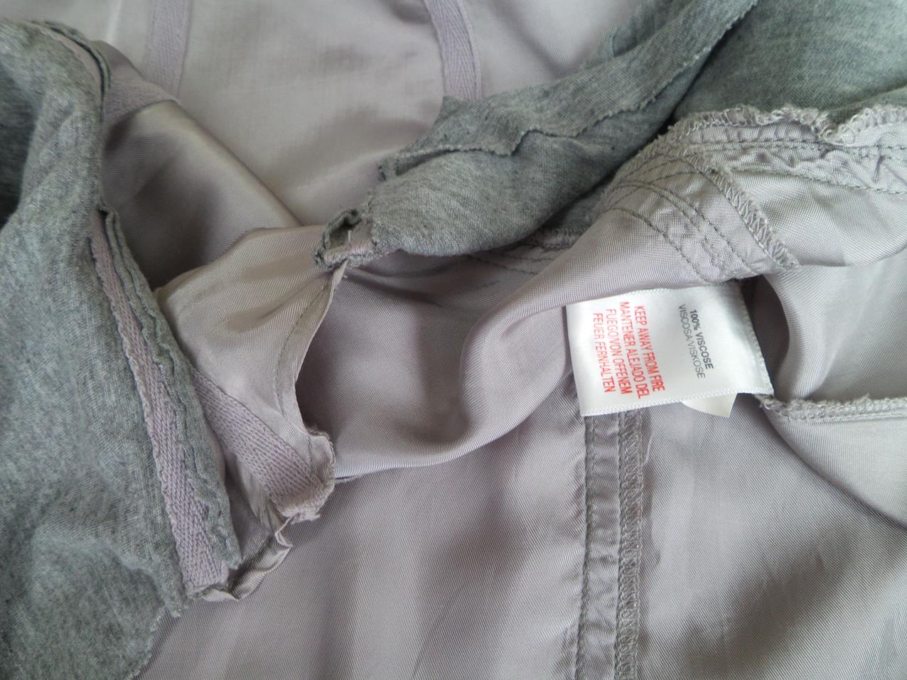 River island Rozmiar 32 Kolor Szary Dekolt Serce Tunika Bluzka Bezrękawnik Materiał Wiskoza 100% River island Rozmiar 32 Kolor Szary Dekolt Serce Tunika Bluzka Bezrękawnik Materiał Wiskoza 100%