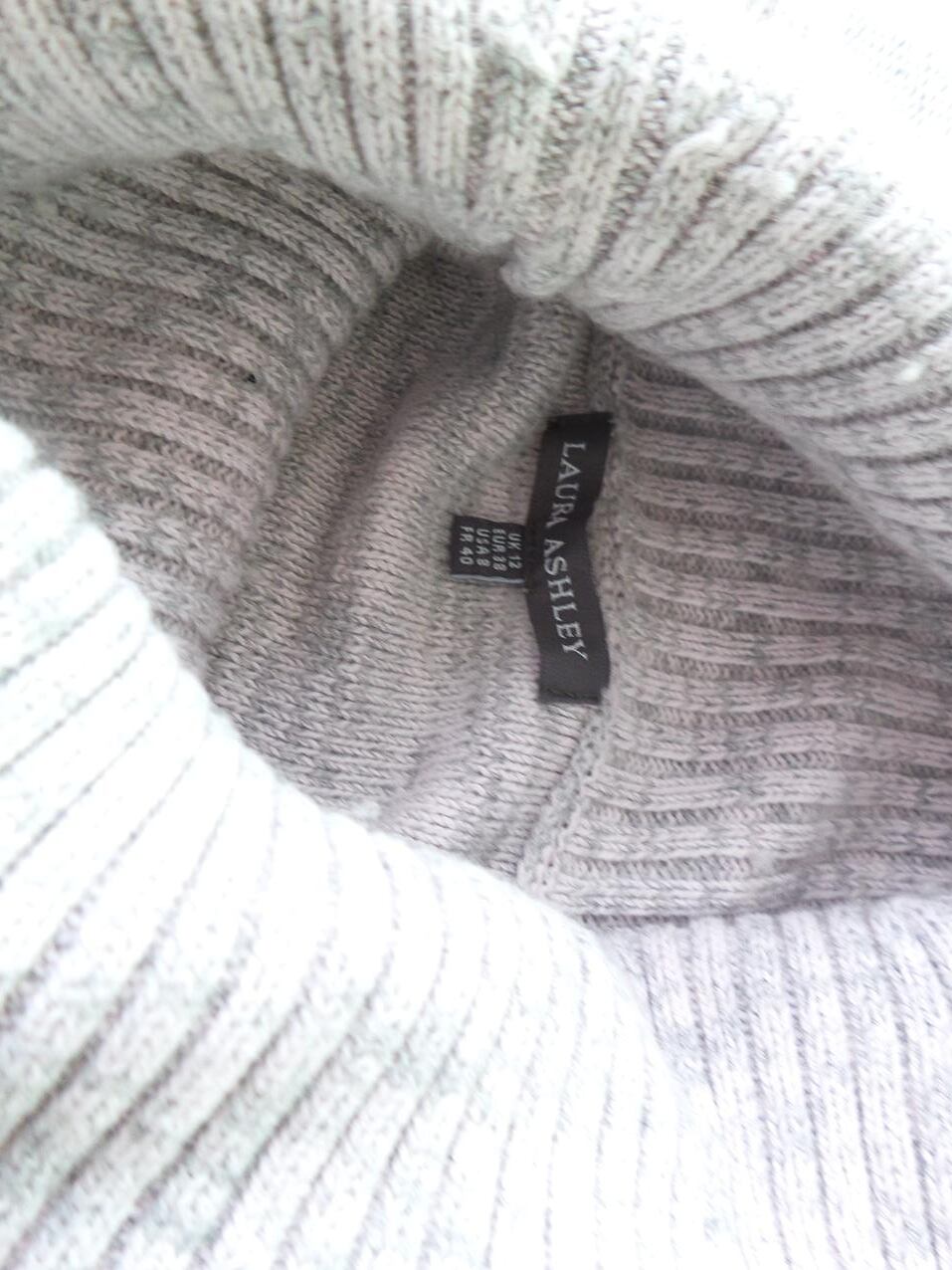 Laura ashley Rozmiar 38 Kolor Szary Drapowany dekolt Sukienka Sweterkowa Długi rękaw Krótka Materiał Bawełna Laura ashley Rozmiar 38 Kolor Szary Drapowany dekolt Sukienka Sweterkowa Długi rękaw Krótka Materiał Bawełna
