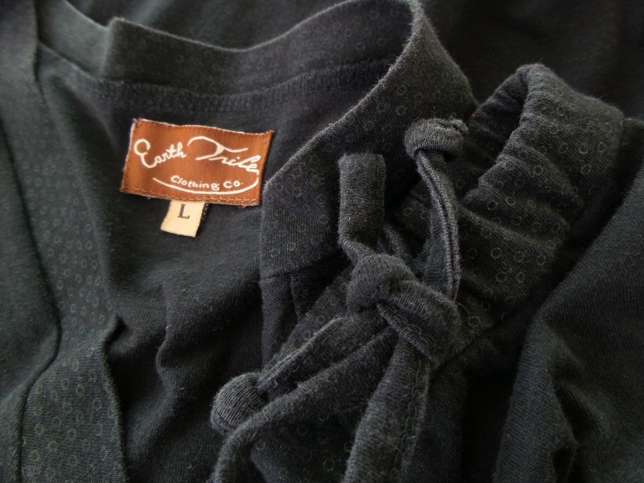 Made In Nepal Rozmiar L Kolor Czarny W serek Sukienka Prostokątna Krótki rękaw Midi Materiał Bawełna 100% Made In Nepal Rozmiar L Kolor Czarny W serek Sukienka Prostokątna Krótki rękaw Midi Materiał Bawełna 100%