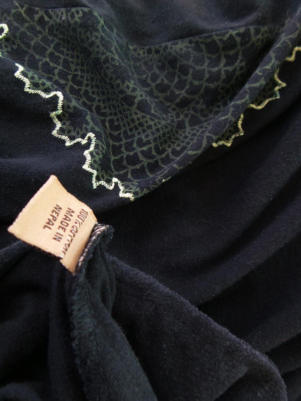 Made In Nepal Rozmiar L Kolor Czarny W serek Sukienka Prostokątna Krótki rękaw Midi Materiał Bawełna 100% Made In Nepal Rozmiar L Kolor Czarny W serek Sukienka Prostokątna Krótki rękaw Midi Materiał Bawełna 100%