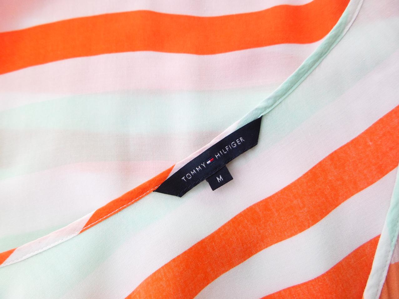 Tommy hilfiger Rozmiar M Kolor Pomarańczowy Pasy W serek Tunika Bluzka Krótki rękaw Materiał Wiskoza 100% Tommy hilfiger Rozmiar M Kolor Pomarańczowy Pasy W serek Tunika Bluzka Krótki rękaw Materiał Wiskoza 100%