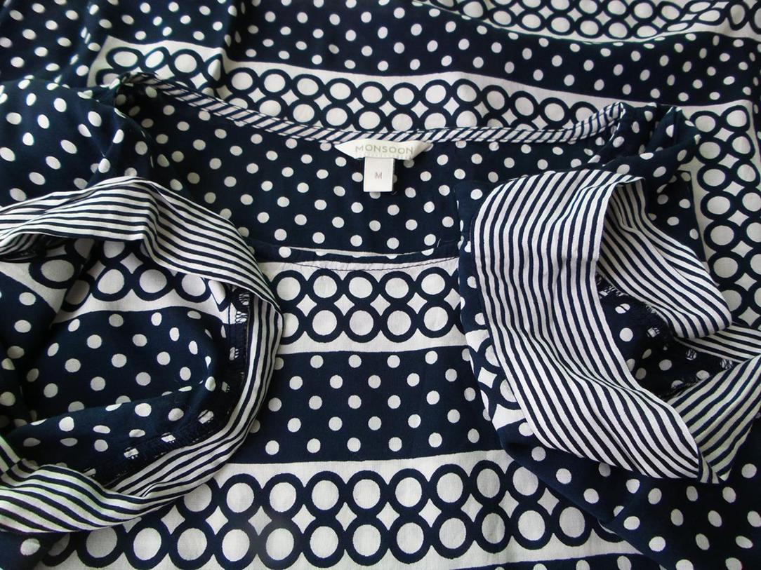 Monsoon Rozmiar M Kolor Granatowy Grochy Okrągły dekolt Tunika Bluzka Krótki rękaw Materiał Wiskoza 100% Monsoon Rozmiar M Kolor Granatowy Grochy Okrągły dekolt Tunika Bluzka Krótki rękaw Materiał Wiskoza 100%