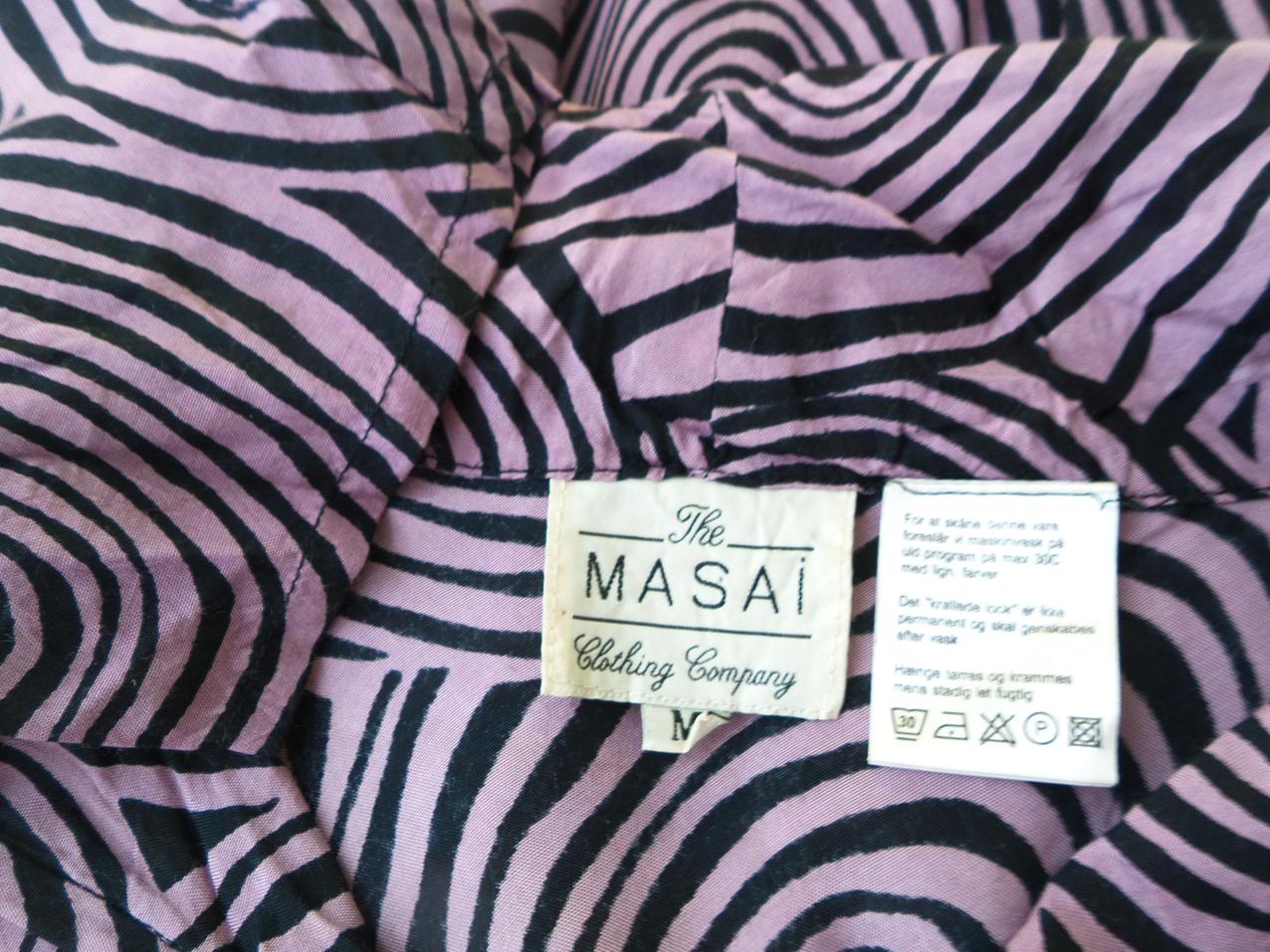 The Masai Rozmiar M Kolor Różowy Geometryczny Kołnierz Tunika Bluzka Długi rękaw Materiał Wiskoza 100% The Masai Rozmiar M Kolor Różowy Geometryczny Kołnierz Tunika Bluzka Długi rękaw Materiał Wiskoza 100%