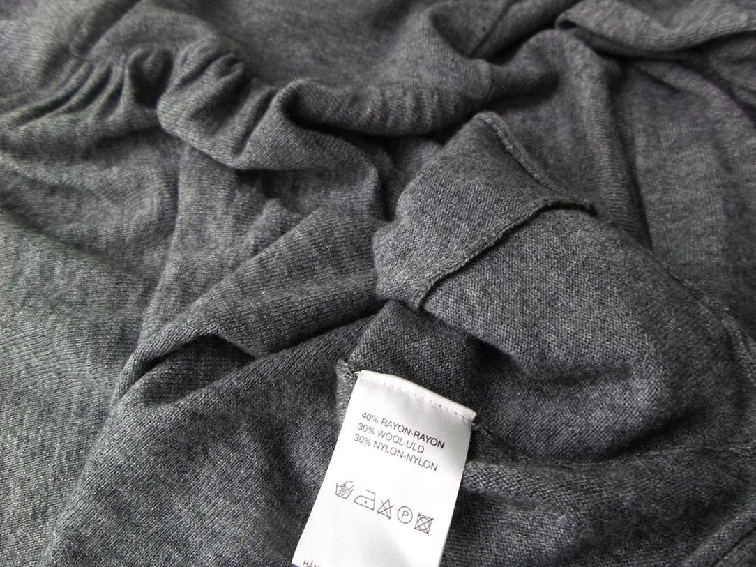 The Masai Rozmiar M Kolor Szary W serek Sukienka Sweterkowa Długi rękaw Krótka Materiał Rayon The Masai Rozmiar M Kolor Szary W serek Sukienka Sweterkowa Długi rękaw Krótka Materiał Rayon