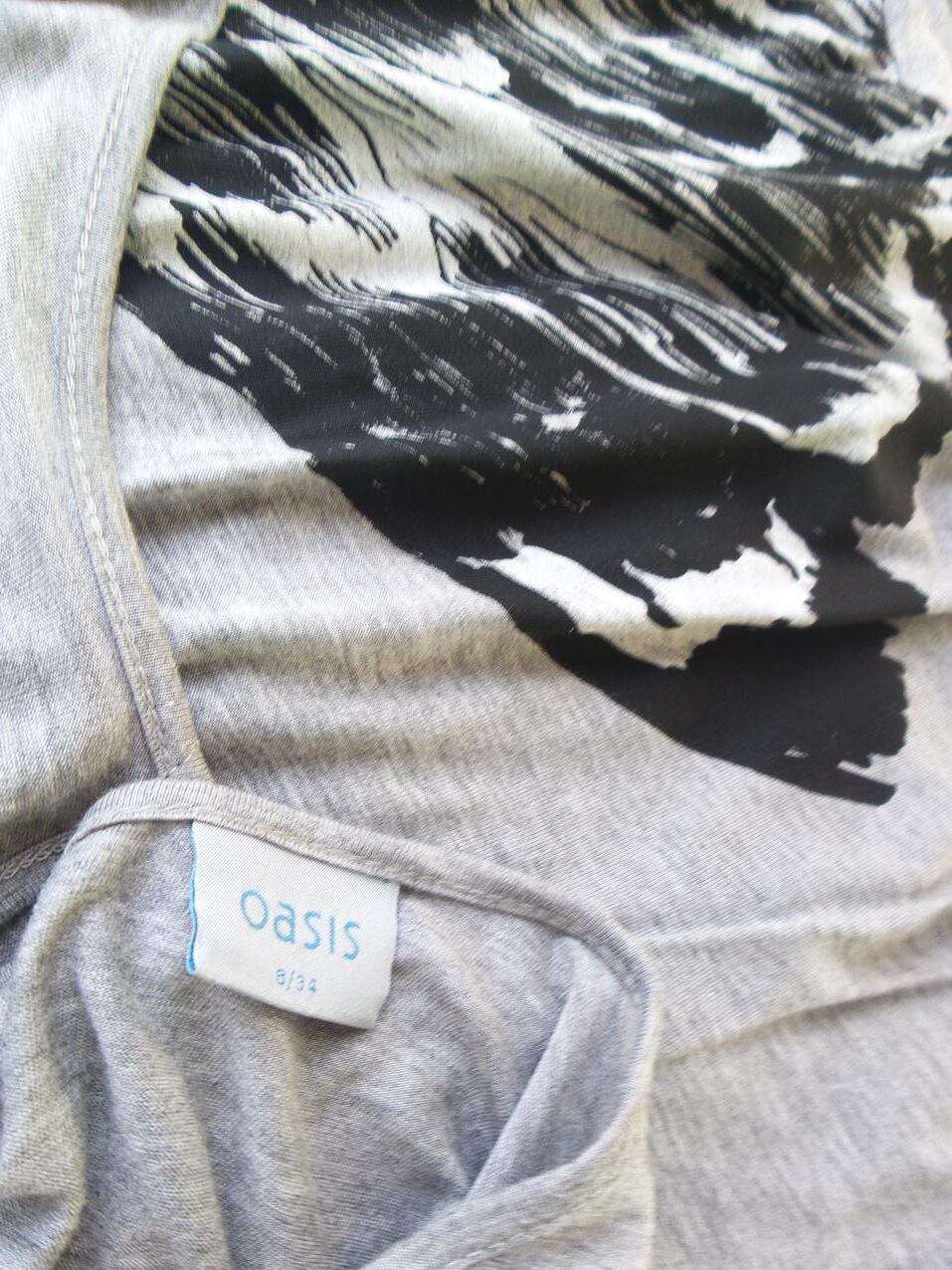 Oasis Rozmiar 8/34 Kolor Szary Dekolt U Sukienka Ołówkowa Krótki rękaw Do Kolan Materiał Wiskoza 100% Oasis Rozmiar 8/34 Kolor Szary Dekolt U Sukienka Ołówkowa Krótki rękaw Do Kolan Materiał Wiskoza 100%