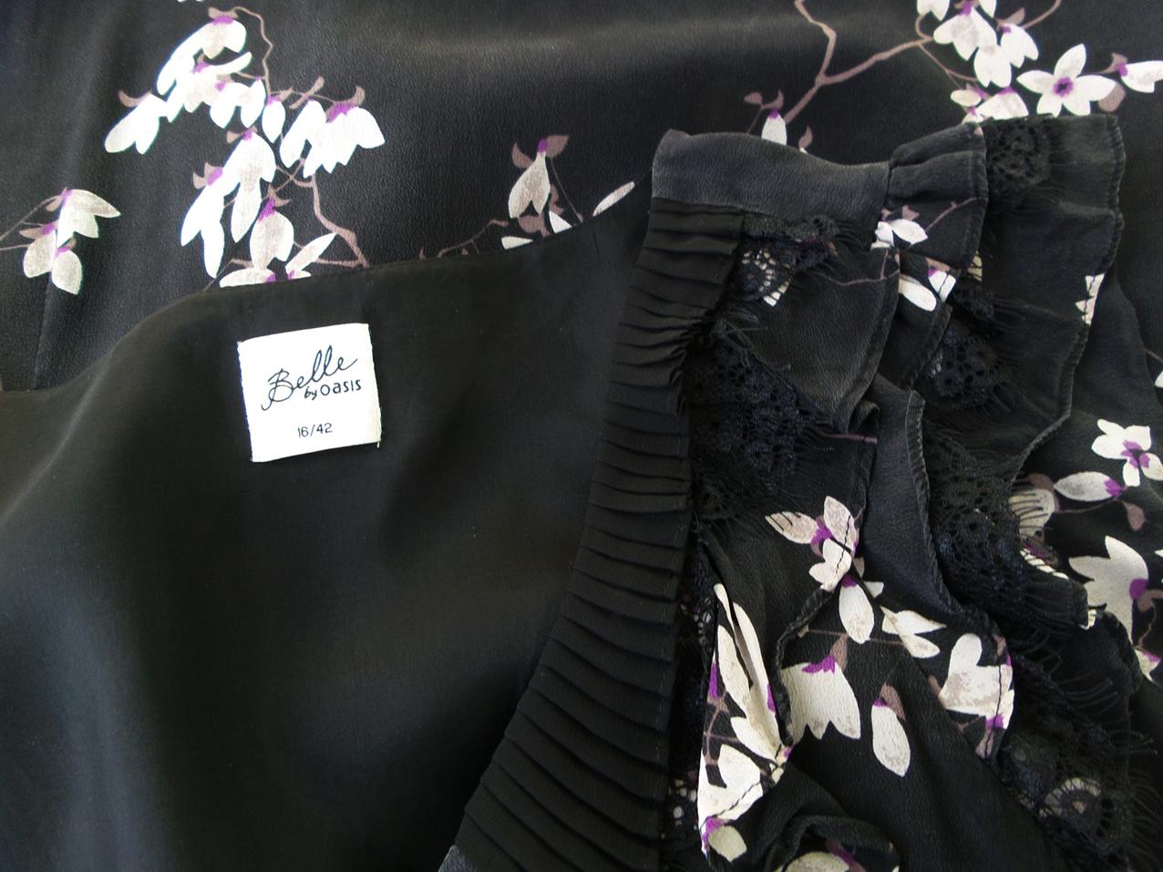 Belle by Oasis Rozmiar 16/42 Kolor Czarny Okrągły dekolt Sukienka A-Line Krótki rękaw Do Kolan Materiał Jedwab 100% Belle by Oasis Rozmiar 16/42 Kolor Czarny Okrągły dekolt Sukienka A-Line Krótki rękaw Do Kolan Materiał Jedwab 100%