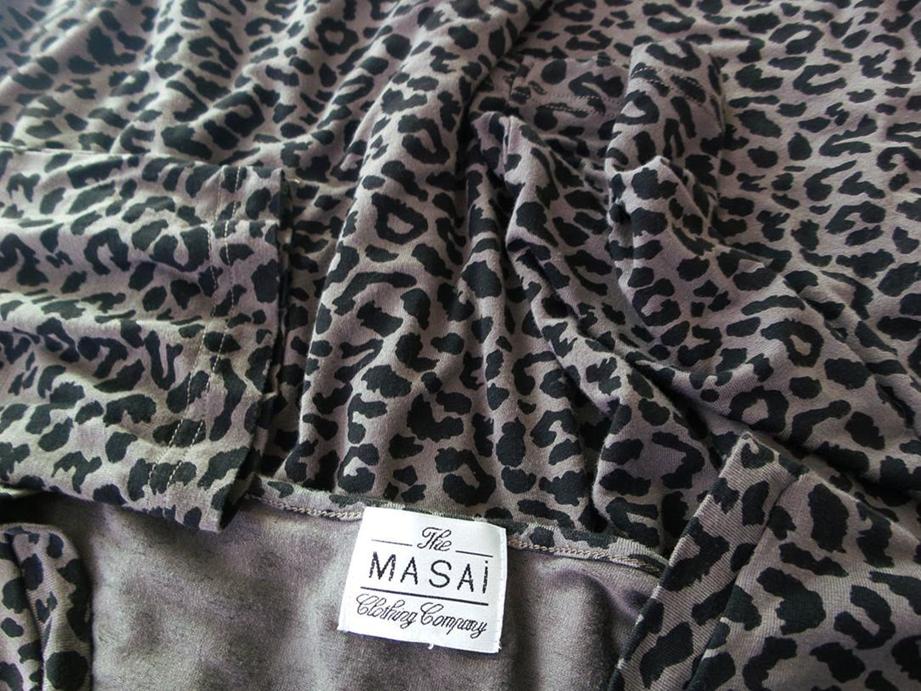 The Masai Rozmiar M Kolor Brązowy W serek Sukienka Prostokątna Długi rękaw Do Kolan Materiał Wiskoza The Masai Rozmiar M Kolor Brązowy W serek Sukienka Prostokątna Długi rękaw Do Kolan Materiał Wiskoza