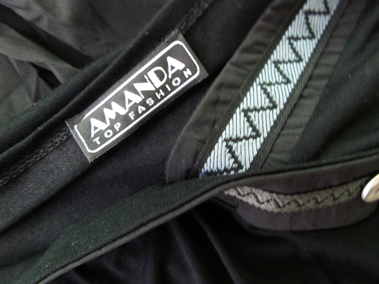 Amanda Rozmiar S Kolor Czarny W serek Sukienka A-Line Rękaw 3/4 Do Kolan Amanda Rozmiar S Kolor Czarny W serek Sukienka A-Line Rękaw 3/4 Do Kolan