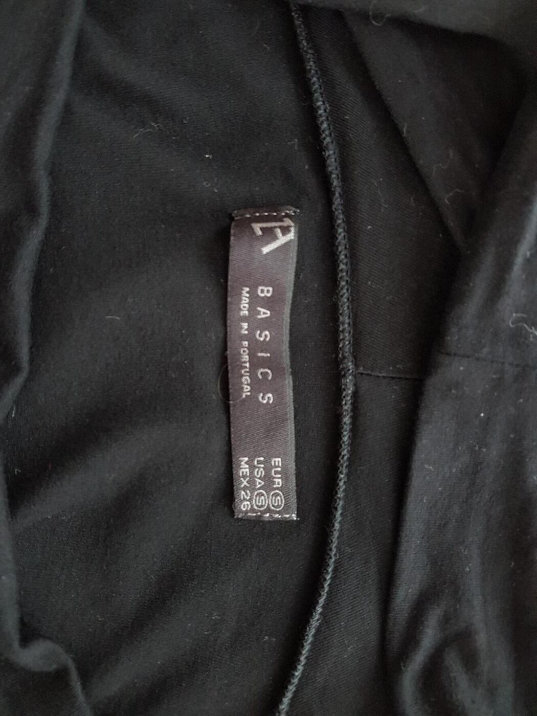 Basics Rozmiar S Kolor Czarny Kwadratowy dekolt Sukienka Bodycon Krótki rękaw Do Kolan Materiał Rayon Basics Rozmiar S Kolor Czarny Kwadratowy dekolt Sukienka Bodycon Krótki rękaw Do Kolan Materiał Rayon