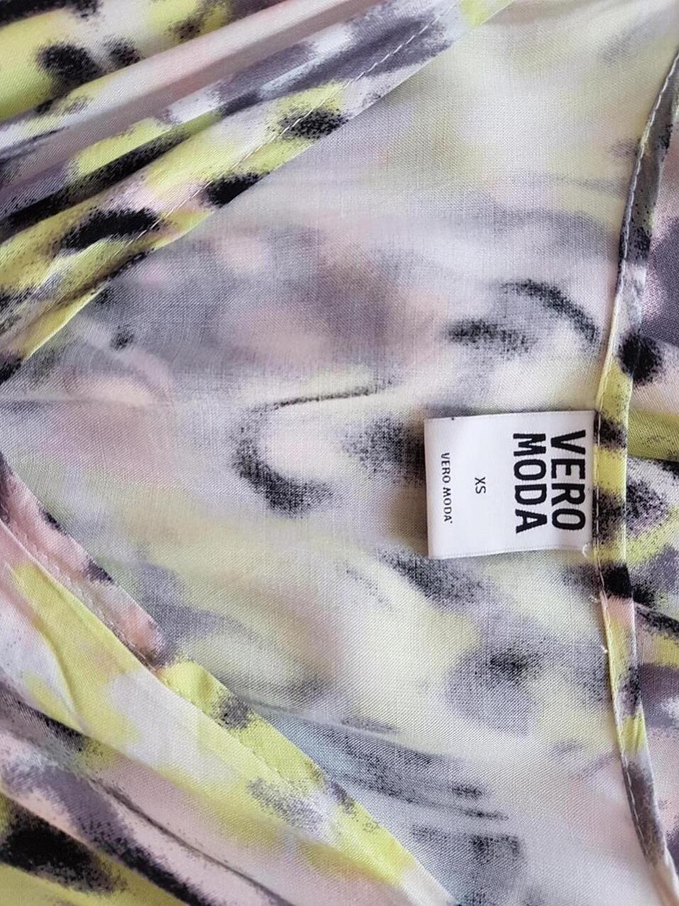 Vero moda Rozmiar XS Kolor Żółty W serek Sukienka Maxi Bezrękawnik Długa Materiał Wiskoza 100% Vero moda Rozmiar XS Kolor Żółty W serek Sukienka Maxi Bezrękawnik Długa Materiał Wiskoza 100%