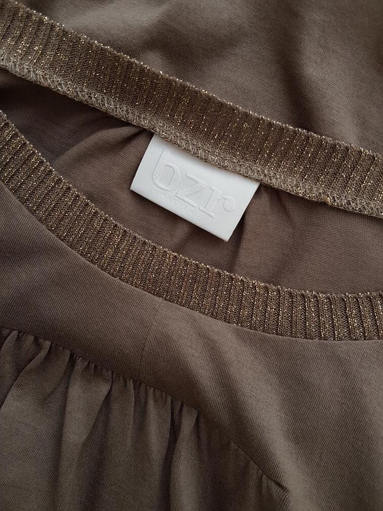 BZR Rozmiar XL Kolor Brązowy Dekolt U Sukienka Prostokątna Rękaw 3/4 Do Kolan Materiał Bawełna BZR Rozmiar XL Kolor Brązowy Dekolt U Sukienka Prostokątna Rękaw 3/4 Do Kolan Materiał Bawełna