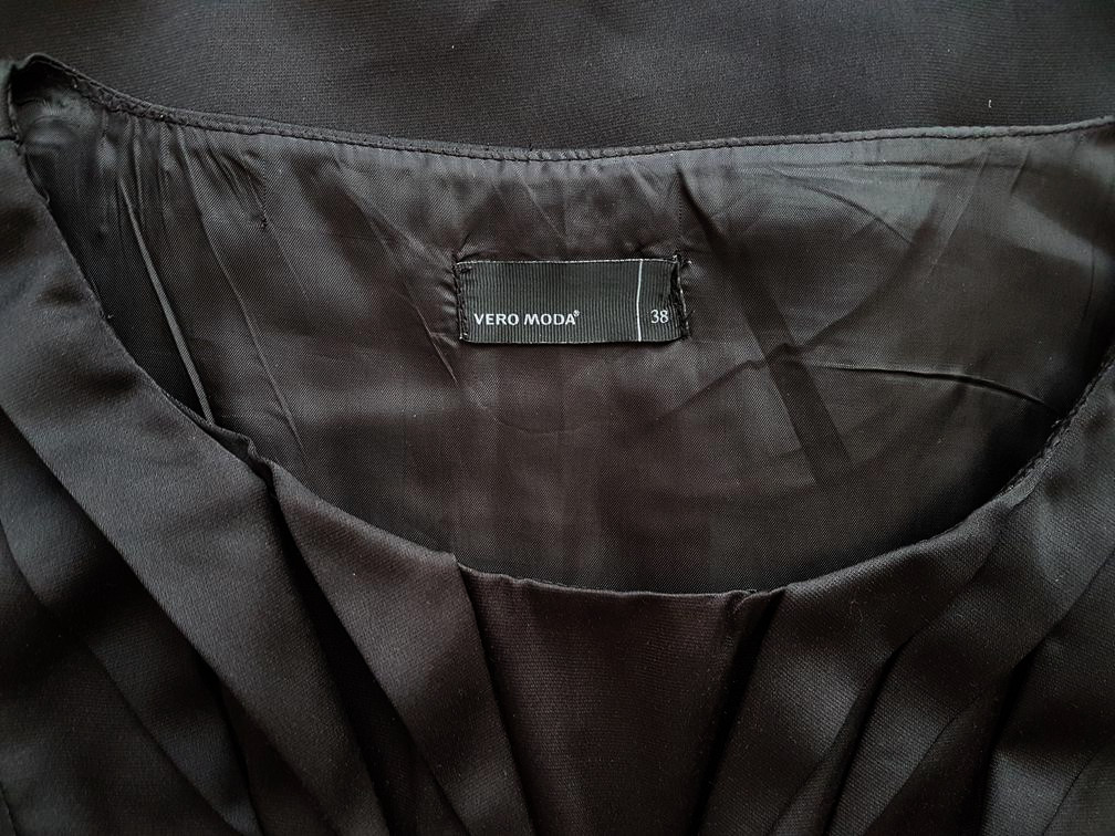 Vero moda Rozmiar 38 Kolor Czarny Okrągły dekolt Suknia Balowa Sukienka Wieczorowa Bezrękawnik Do Kolan