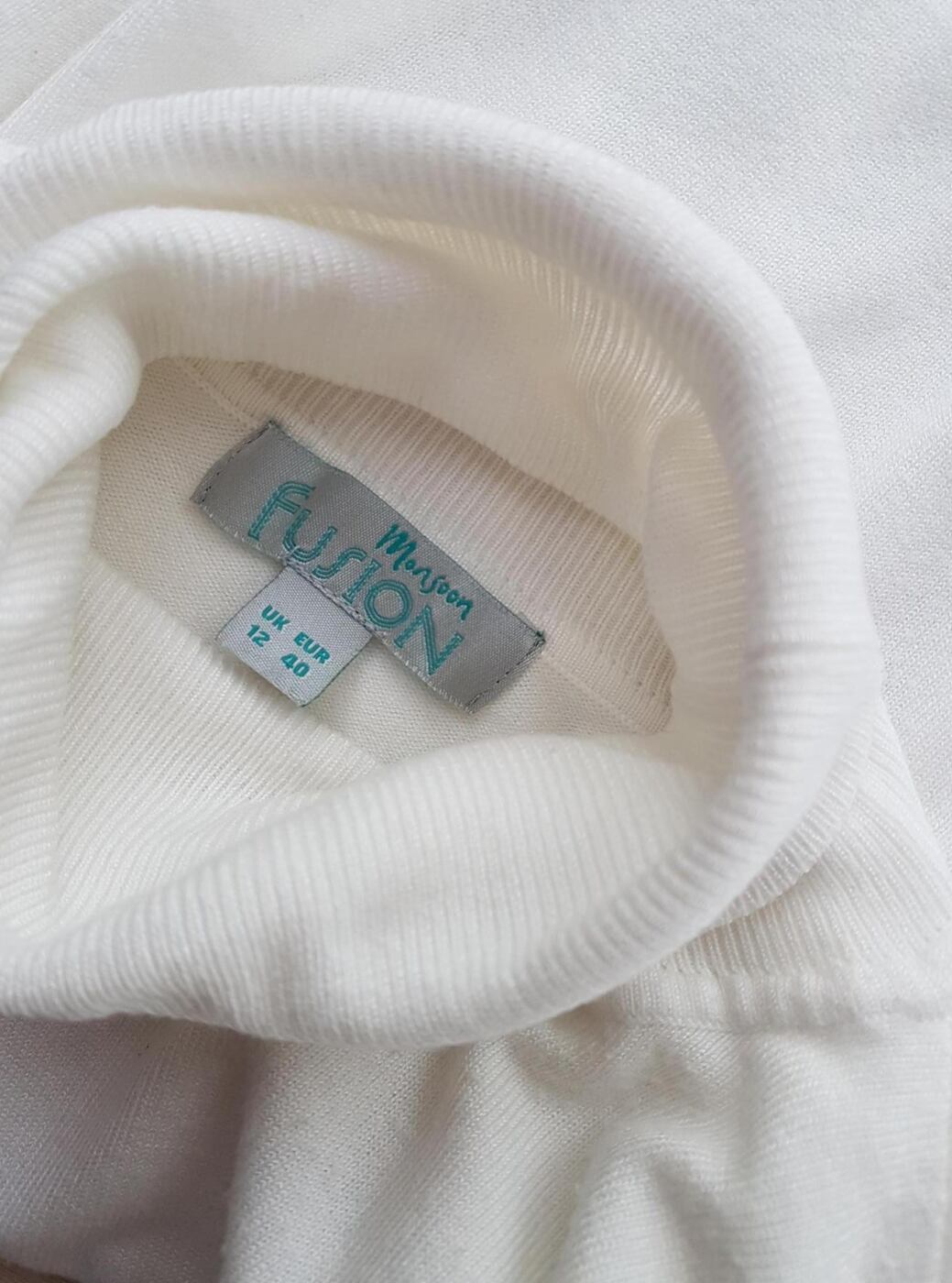 Fusion Rozmiar 40 Kolor Kremowy Golf Sweter Długi rękaw Materiał Wiskoza Cienka dzianina
