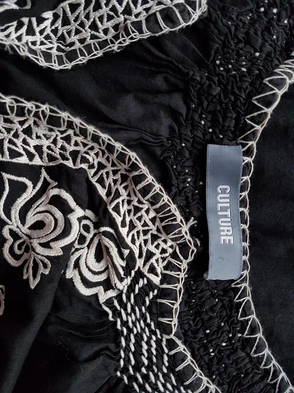 Culture Rozmiar M Kolor Czarny Split Crew Neck Sukienka A-Line Krótki rękaw Do Kolan Materiał Bawełna 100% Culture Rozmiar M Kolor Czarny Split Crew Neck Sukienka A-Line Krótki rękaw Do Kolan Materiał Bawełna 100%