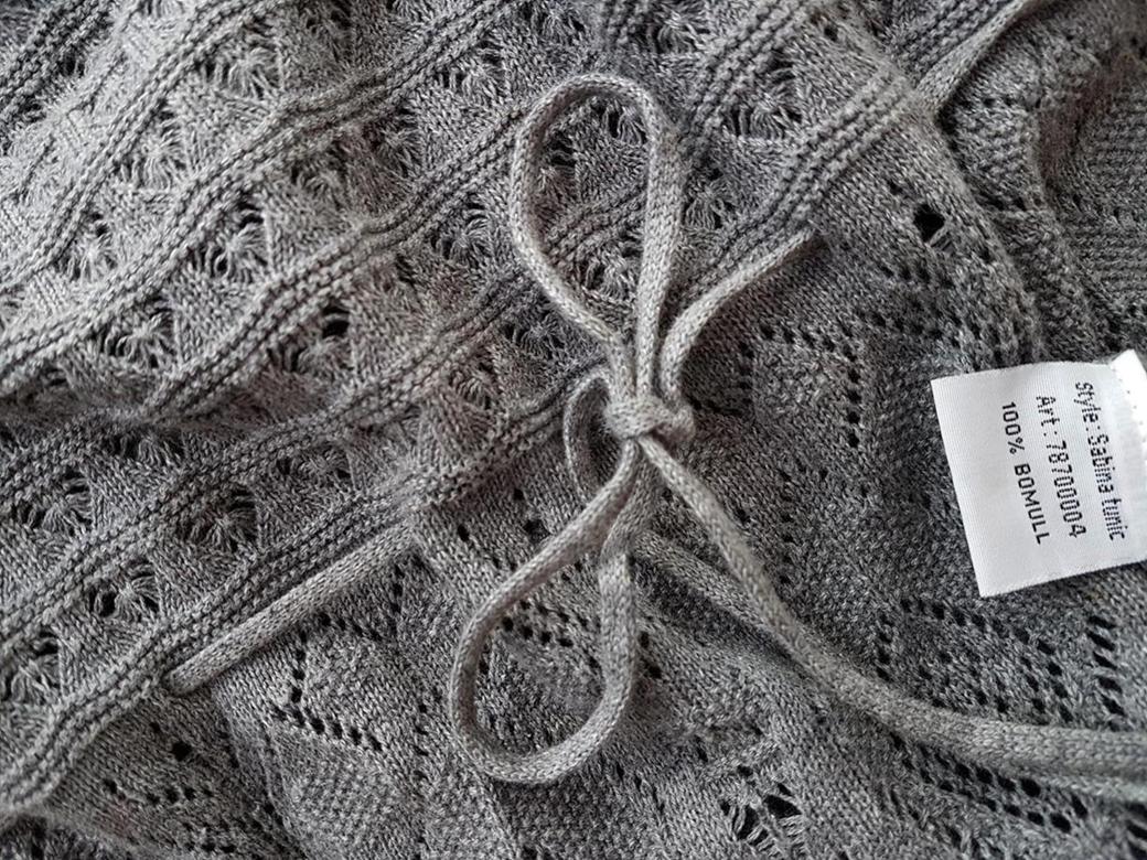 Rosebud Rozmiar M Kolor Szary Okrągły dekolt Sukienka Sheath Rękaw 3/4 Do Kolan Materiał Bawełna 100% Rosebud Rozmiar M Kolor Szary Okrągły dekolt Sukienka Sheath Rękaw 3/4 Do Kolan Materiał Bawełna 100%