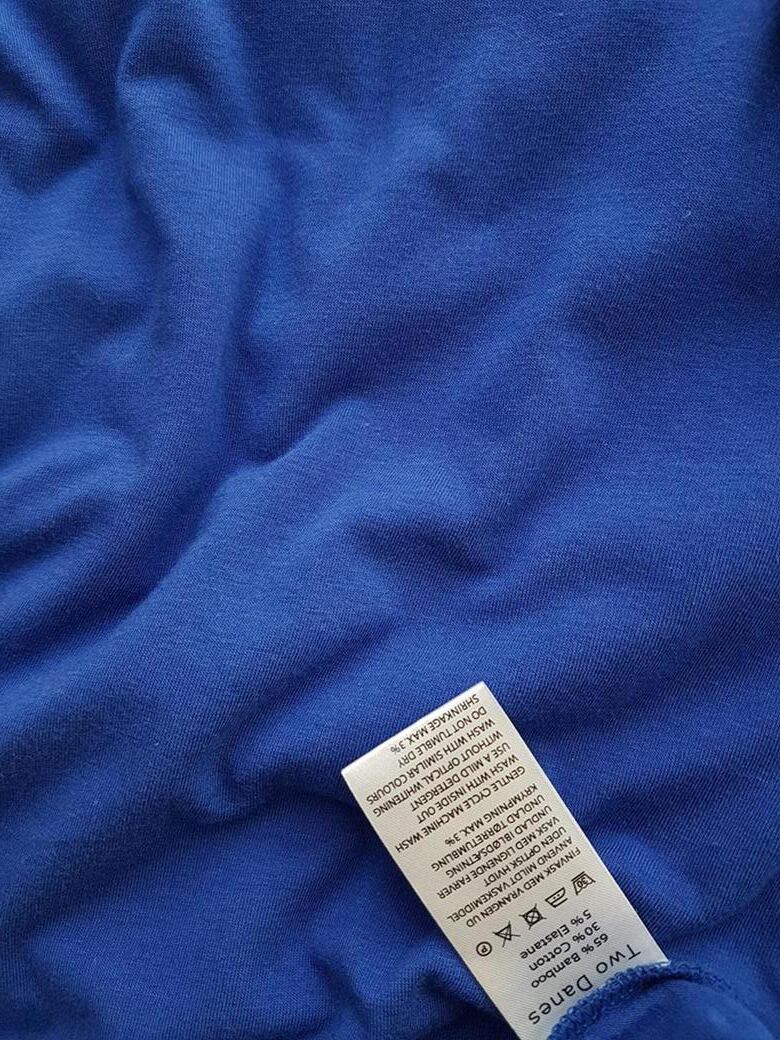 TWO DANES Rozmiar S Kolor Niebieski W serek Sukienka Prostokątna Rękaw 3/4 Do Kolan Materiał Bambus TWO DANES Rozmiar S Kolor Niebieski W serek Sukienka Prostokątna Rękaw 3/4 Do Kolan Materiał Bambus
