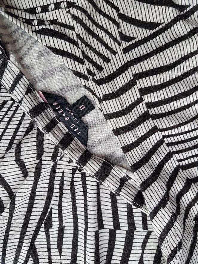 Ted Baker London Kolor Brązowy Okrągły dekolt Sukienka Mini Krótki rękaw Krótka Materiał Modal 100% Ted Baker London Kolor Brązowy Okrągły dekolt Sukienka Mini Krótki rękaw Krótka Materiał Modal 100%