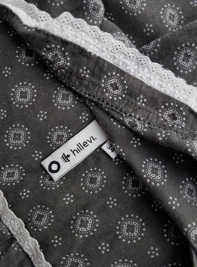 20181022_153742.jpg Hillevi Rozmiar 34 Kolor Szary Grochy Keyhole Crew Neck Bluzka Peplum Rękaw 3/4 Materiał Bawełna 100%