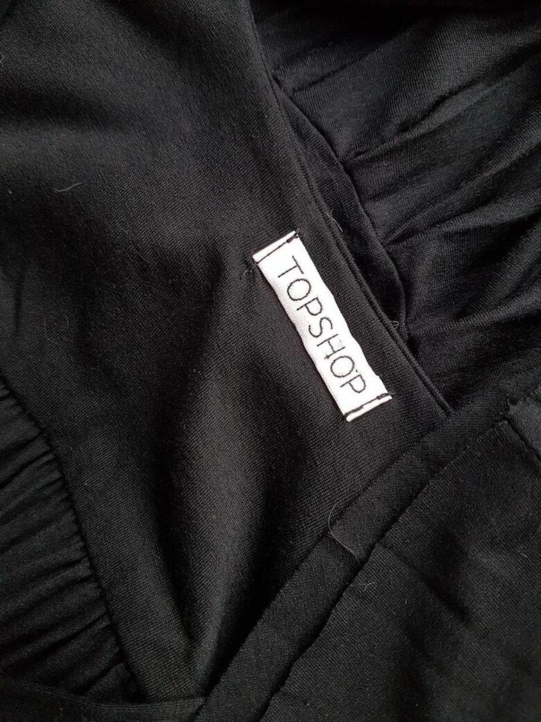 Topshop Rozmiar 36 Kolor Czarny W serek Sukienka Sheath Bezrękawnik Do Kolan Materiał Wiskoza Topshop Rozmiar 36 Kolor Czarny W serek Sukienka Sheath Bezrękawnik Do Kolan Materiał Wiskoza