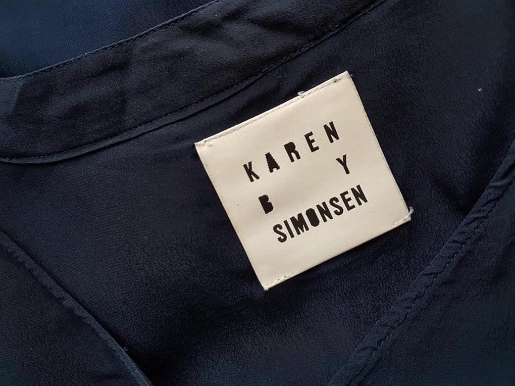 Karen by Simonsen Rozmiar 38 Kolor Granatowy Kołnierz Tunika Bluzka Długi rękaw Materiał Wiskoza 100% Karen by Simonsen Rozmiar 38 Kolor Granatowy Kołnierz Tunika Bluzka Długi rękaw Materiał Wiskoza 100%