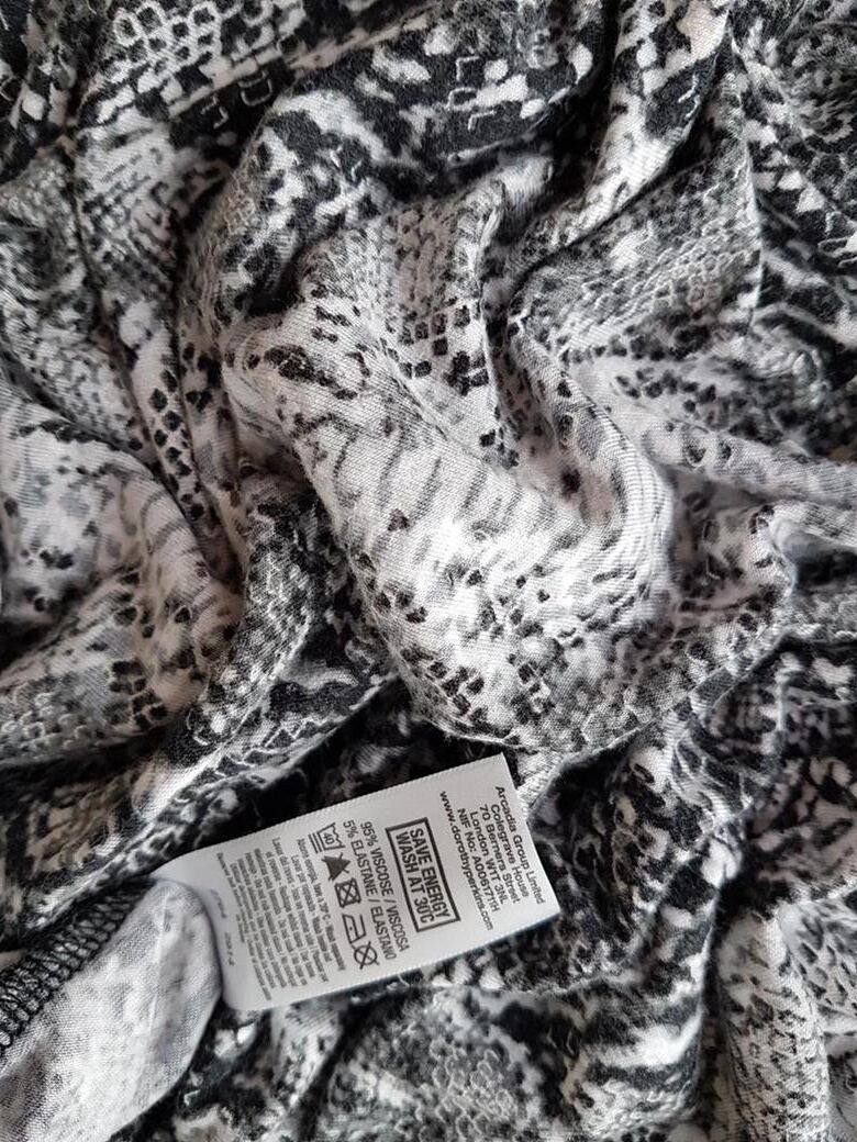 Dorothy perkins Rozmiar 38 Kolor Szary Drapowany dekolt Sukienka Bodycon Krótki rękaw Krótka Materiał Wiskoza Dorothy perkins Rozmiar 38 Kolor Szary Drapowany dekolt Sukienka Bodycon Krótki rękaw Krótka Materiał Wiskoza