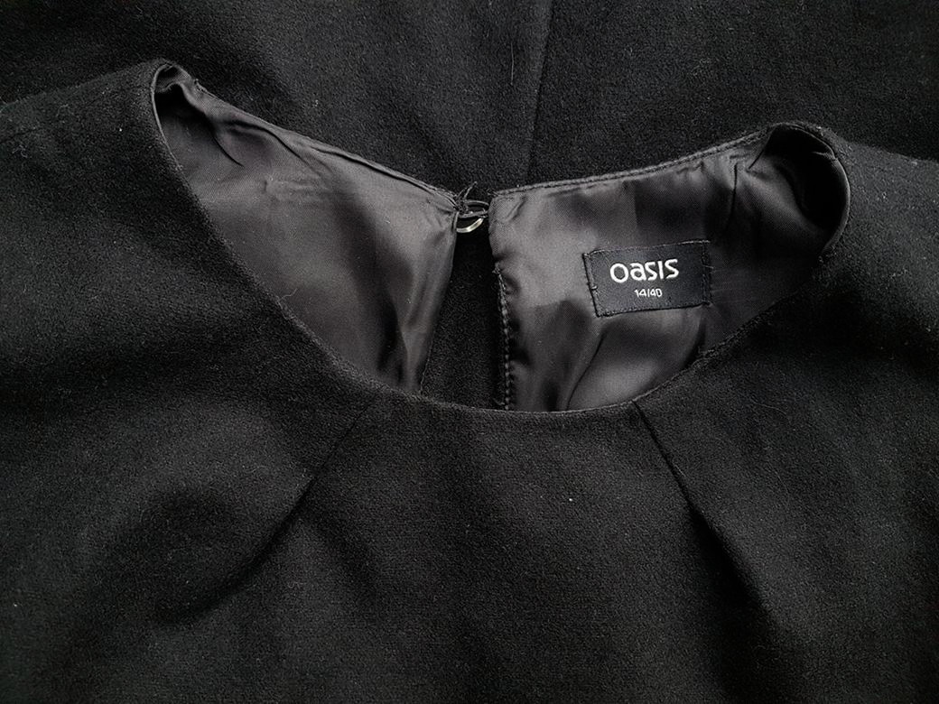 Oasis Rozmiar 14/40 Kolor Czarny Okrągły dekolt Sukienka A-Line Bezrękawnik Do Kolan Materiał Wełna Oasis Rozmiar 14/40 Kolor Czarny Okrągły dekolt Sukienka A-Line Bezrękawnik Do Kolan Materiał Wełna