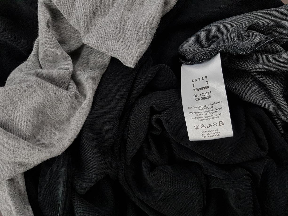 Karen by Simonsen Rozmiar M Kolor Czarny Okrągły dekolt Sukienka Prostokątna Długi rękaw Midi Materiał Cupro Karen by Simonsen Rozmiar M Kolor Czarny Okrągły dekolt Sukienka Prostokątna Długi rękaw Midi Materiał Cupro