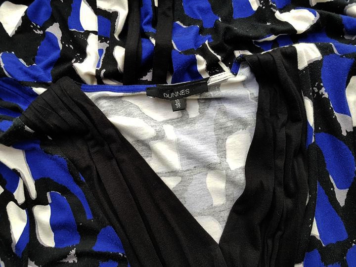 Dunnes Rozmiar 38 Kolor Granatowy W serek Sukienka Sheath Rękaw 3/4 Do Kolan Materiał Wiskoza Dunnes Rozmiar 38 Kolor Granatowy W serek Sukienka Sheath Rękaw 3/4 Do Kolan Materiał Wiskoza