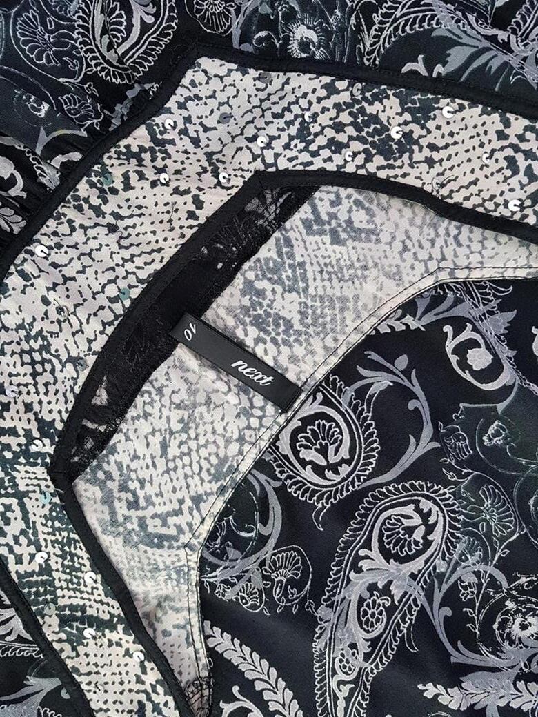 Next Rozmiar 10 (38) Kolor Czarny Kwadratowy dekolt Sukienka Mini Rękaw 3/4 Krótka Materiał Wiskoza 100% Next Rozmiar 10 (38) Kolor Czarny Kwadratowy dekolt Sukienka Mini Rękaw 3/4 Krótka Materiał Wiskoza 100%
