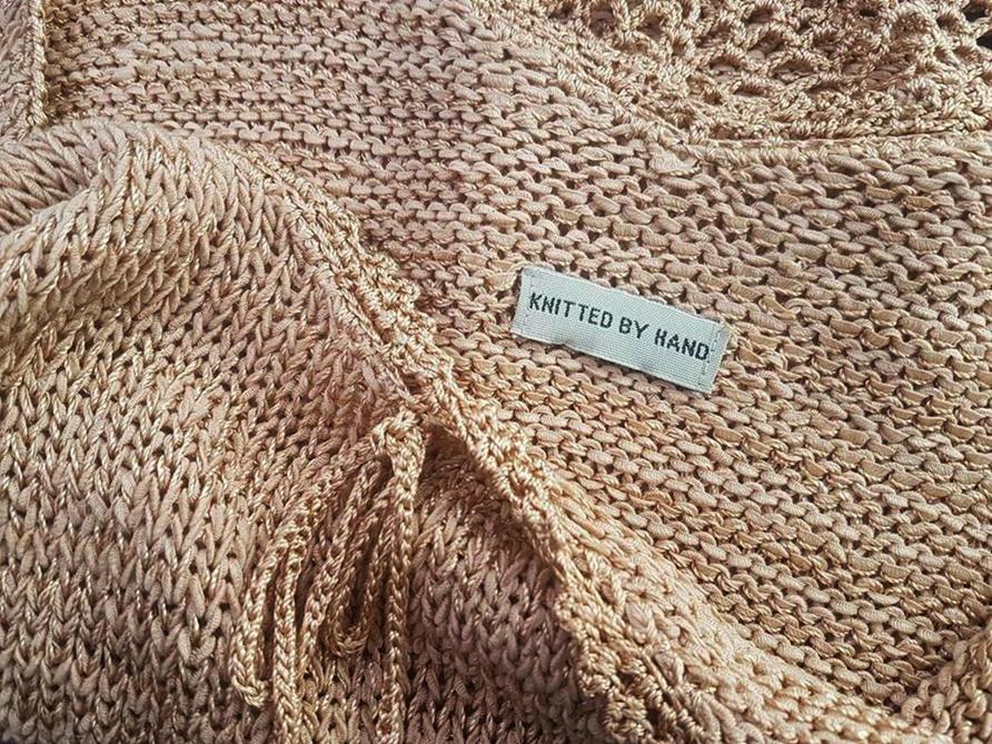 Knitted By Hand Rozmiar M Kolor Beżowy Dekolt Serce Bluzka Bezrękawnik