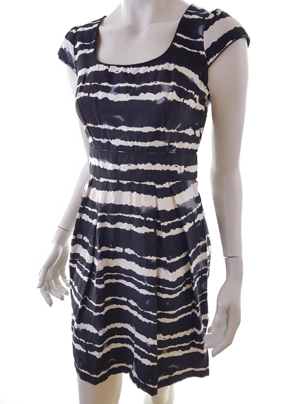 Dorothy perkins Rozmiar 38 Kolor Czarny Dekolt U Sukienka Sheath Krótki rękaw Do Kolan Materiał Bawełna Dorothy perkins Rozmiar 38 Kolor Czarny Dekolt U Sukienka Sheath Krótki rękaw Do Kolan Materiał Bawełna
