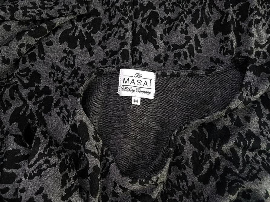 The Masai Rozmiar M Kolor Szary Okrągły dekolt Sukienka Prostokątna Krótki rękaw Do Kolan Materiał Wiskoza The Masai Rozmiar M Kolor Szary Okrągły dekolt Sukienka Prostokątna Krótki rękaw Do Kolan Materiał Wiskoza